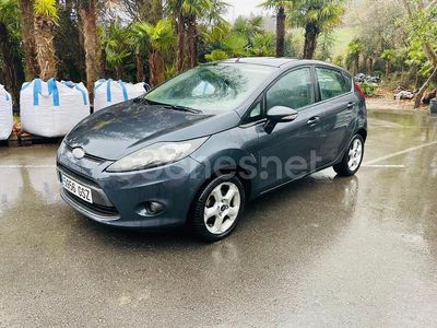 Gris / plata Usado 2010 Ford Fiesta Trend Berlina | 5600 € (Un poco caro)
