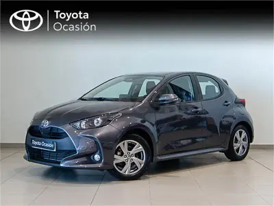 Usado Toyota Yaris Hybrid Active 116 CV (85 kW) 2025 Gris / plata Berlina