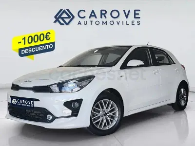 Usado Kia Rio 84 CV (61 kW) 2023 Granate Berlina