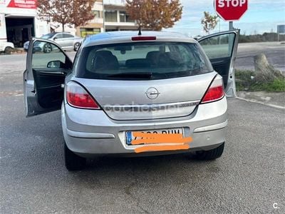 Usado Opel Astra Cosmo 100 CV (73 kW) 2005 Gris / plata Berlina