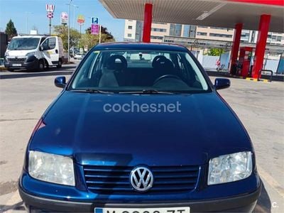 Usado VW Bora Conceptline 90 CV (66 kW) 2000 Azul Berlina