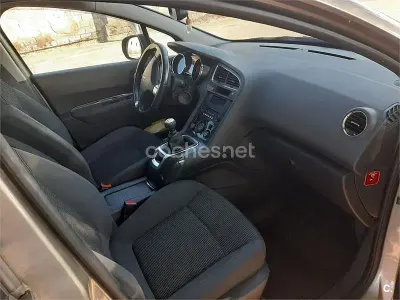 Usado Peugeot 5008 Style 120 CV (88 kW) 2016 Beige Monovolumen