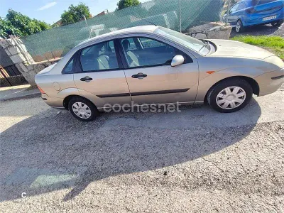 Usado Ford Focus Ghia 90 CV (66 kW) 2003 Beige Berlina