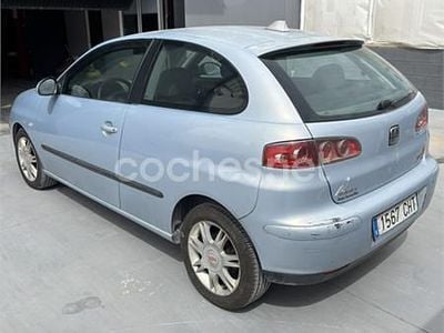 Usado Seat Ibiza 100 CV (73 kW) 2003 Gris / plata Utilitario