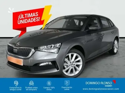Usado Skoda Scala Ambition 110 CV (80 kW) 2023 Gris Utilitario