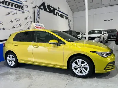 Usado VW Golf VIII Life 115 CV (84 kW) 2022 Verde Berlina