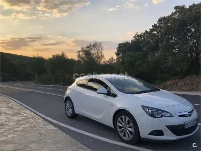 Usado Opel Astra GTC Sportive 165 CV (121 kW) 2014 Blanco Berlina