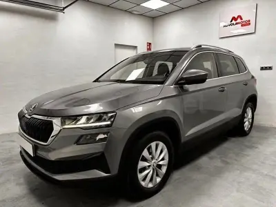 Usado Skoda Karoq Ambition 115 CV (84 kW) 2022 Gris / plata SUV