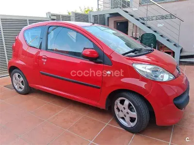 Usado Peugeot 107 Urban Move 54 CV (39 kW) 2007 Rojo Utilitario
