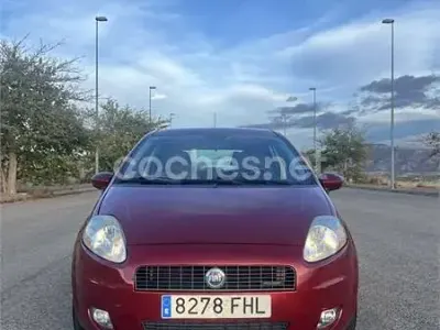 Usado Fiat Grande Punto Emotion 90 CV (66 kW) 2006 Granate Utilitario