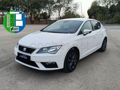 Usado Seat Leon Style 130 CV (95 kW) 2019 Blanco Berlina