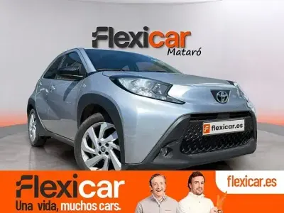 Usado Toyota Aygo Play 72 CV (52 kW) 2024 Gris