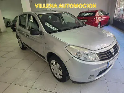 Usado Dacia Sandero Ambiance 75 CV (55 kW) 2010 Gris / plata Berlina