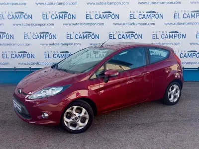 Usado Ford Fiesta Trend 82 CV (60 kW) 2012 Granate Berlina