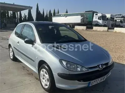 Usado Peugeot 206 70 CV (51 kW) 2005 Gris / plata Berlina