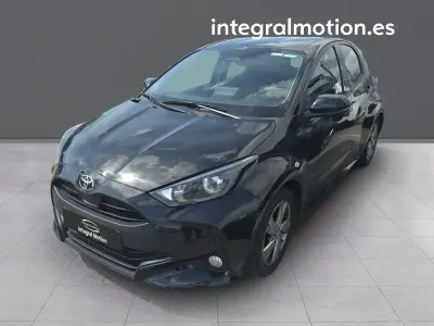 Begagnad Toyota Yaris Hybrid Active 115 HK (84 kW) 2025 Svart
