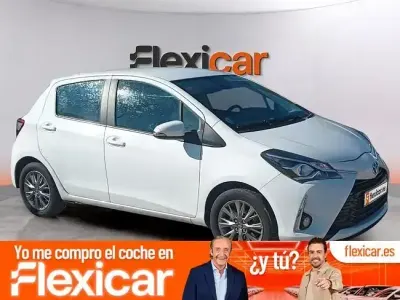 Usado Toyota Yaris Hybrid Active 100 CV (73 kW) 2019 Blanco Berlina