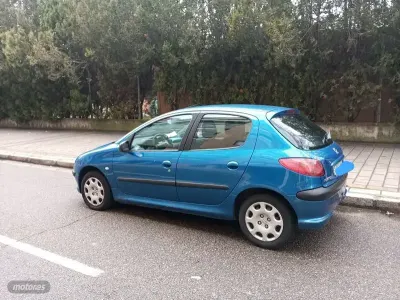 Usado Peugeot 206 70 CV (51 kW) 2003 Azul Berlina