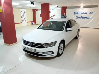 Usado VW Passat 122 CV (89 kW) 2022 Blanco Familiar
