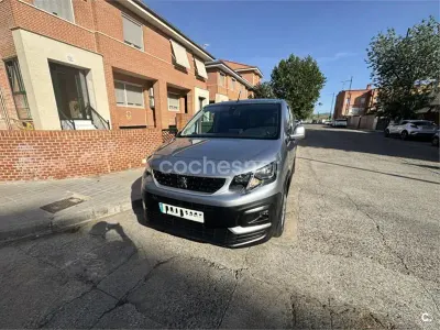Usado Peugeot Rifter Active 100 CV (73 kW) 2020 Gris / plata Monovolumen