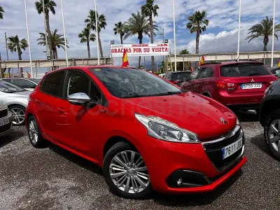 Usado Peugeot 208 Active 75 CV (55 kW) 2016 Rojo Utilitario