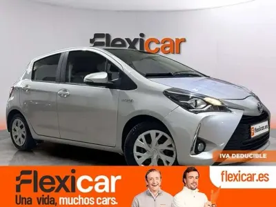 Usado Toyota Yaris Hybrid Active 99 CV (72 kW) 2019 Gris Utilitario