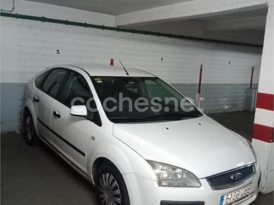 Usado Ford Focus Trend 90 CV (66 kW) 2005 Blanco Berlina