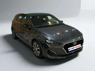Usado Hyundai i30 140 CV (102 kW) 2019 Gris / plata Berlina