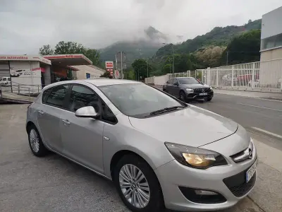 Usado Opel Astra Excellence 110 CV (80 kW) 2015 Gris / plata Berlina