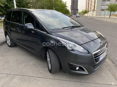 Usado Peugeot 5008 Allure 150 CV (110 kW) 2015 Gris / plata Monovolumen