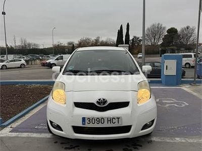 Usado Toyota Yaris Live 69 CV (50 kW) 2011 Blanco Berlina