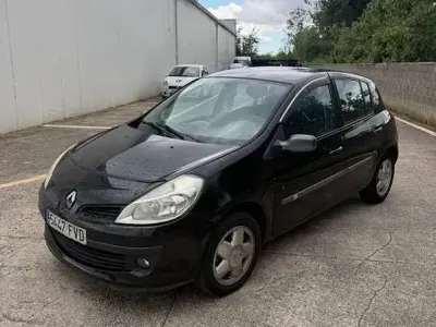 Begagnad Renault Clio II 84 HK (61 kW) 2007 Svart Halvkombi