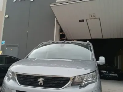 Usado Peugeot Rifter Allure 100 CV (73 kW) 2020 Gris / plata Monovolumen