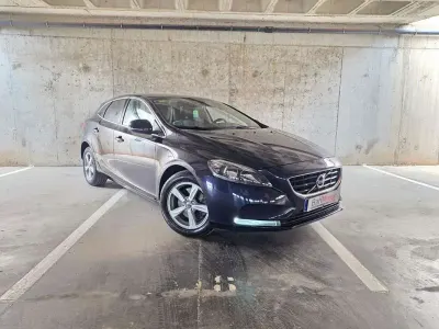 Begagnad Volvo V40 Kinetic 120 HK (88 kW) 2015 Blå Halvkombi