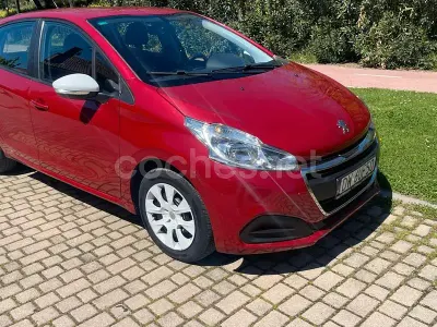Usado Peugeot 208 68 CV (50 kW) 2013 Rojo Utilitario