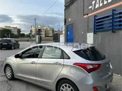 Usado Hyundai i30 110 CV (80 kW) 2013 Gris / plata Berlina