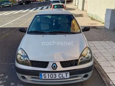 Begagnad Renault Clio II Authentique 60 HK (44 kW) 2003 Grå Sedan
