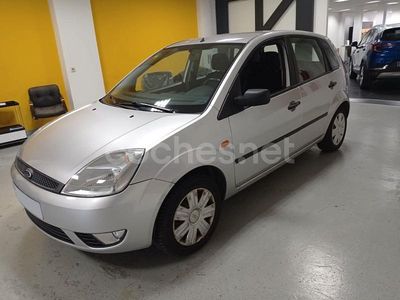 Gris / plata Usado 2004 Ford Fiesta Ambiente Utilitario | 4500 € (Un poco caro)