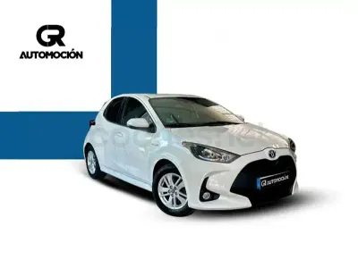 Usado Toyota Yaris Hybrid Active 116 CV (85 kW) 2021 Blanco Berlina