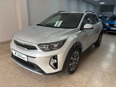 Usado Kia Stonic Style 100 CV (73 kW) 2025 Gris / plata SUV