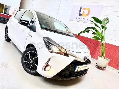 Usado Toyota Yaris Hybrid Active 100 CV (73 kW) 2019 Blanco Berlina
