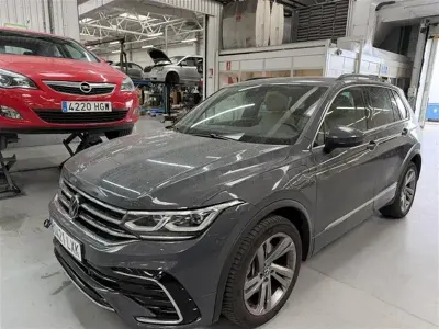 Usado VW Tiguan R-line 245 CV (180 kW) 2022 Gris / plata SUV