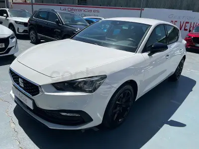 Usado Seat Leon Style 110 CV (80 kW) 2020 Blanco Berlina