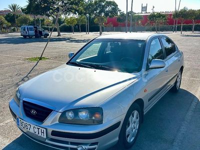 Usado Hyundai Elantra Style 112 CV (82 kW) 2004 Gris / plata Berlina