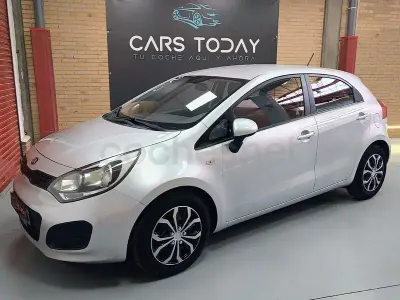 Usado Kia Rio 85 CV (62 kW) 2014 Gris / plata Berlina