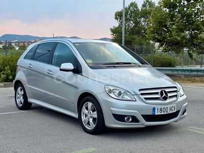 Usado Mercedes B180 109 CV (80 kW) 2011 Gris / plata Monovolumen