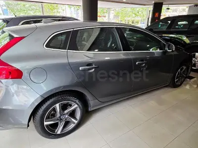 Usado Volvo V40 R-Design Momentum 115 CV (84 kW) 2015 Gris / plata Berlina