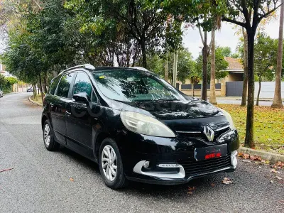 Usado Renault Grand Scénic Bose Edition 110 CV (80 kW) 2015 Negro Monovolumen