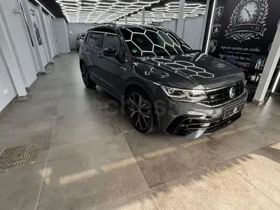 Używany VW Tiguan R 320 KM (235 kW) 2021 Szary SUV
