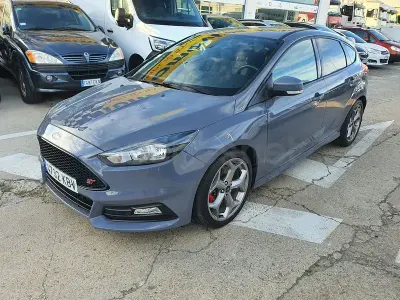 Usado Ford Focus ST 250 CV (183 kW) 2017 Gris / plata Berlina